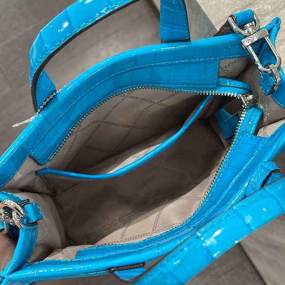 Michael Kors Gigi Small Crocodile Embossed
Leather Messenger Bag
SANTORINI BLUE - Picture 4 of 16